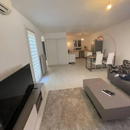Maison 3chambres ,climatisee Дом отдыха Ним