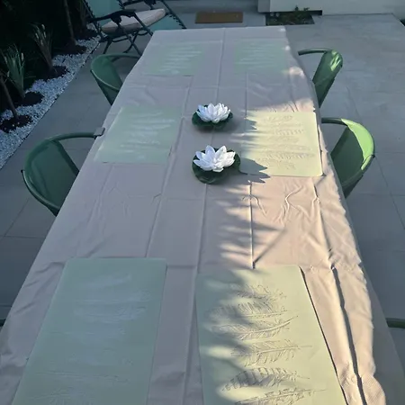 Semesterbostad Maison 3chambres ,climatisee Nîmes